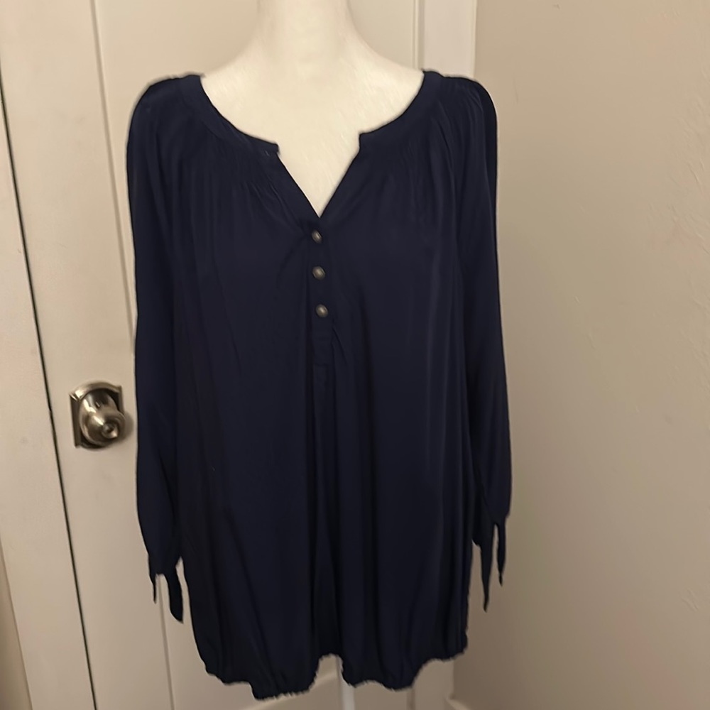 Tie sleeve blue embossed design button up top. Comes with 2 extra buttons